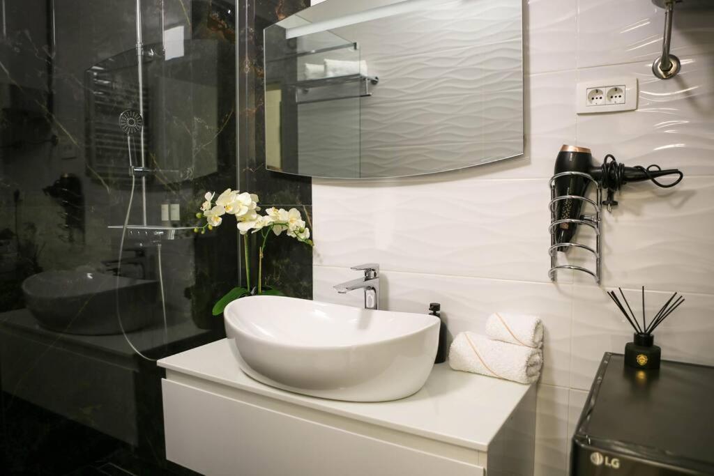 New & Luxury Apartment Tony Split Exterior photo